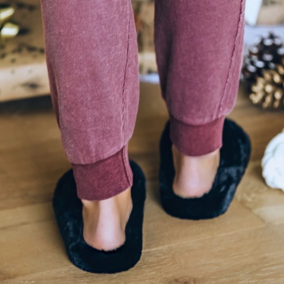 Black faux fur slipper slides crisscross straps - Picture 5 of 10